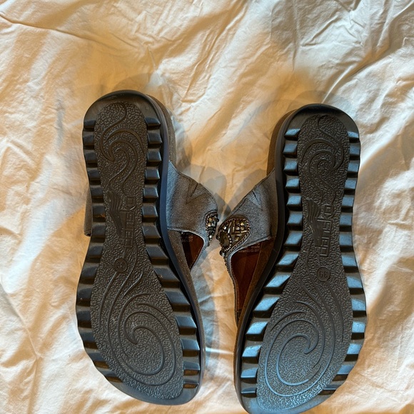 Dansko Sandals, Womens 8.5 - Picture 2 of 7